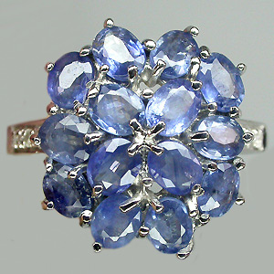 Изящное кольцо с синими сапфирами