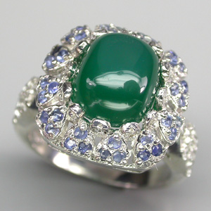 Кольцо с зеленым агатом, топазами и синими сапфирами