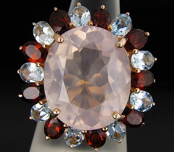 Крупное кольцо с розовым кварцем, гранатами и топазами