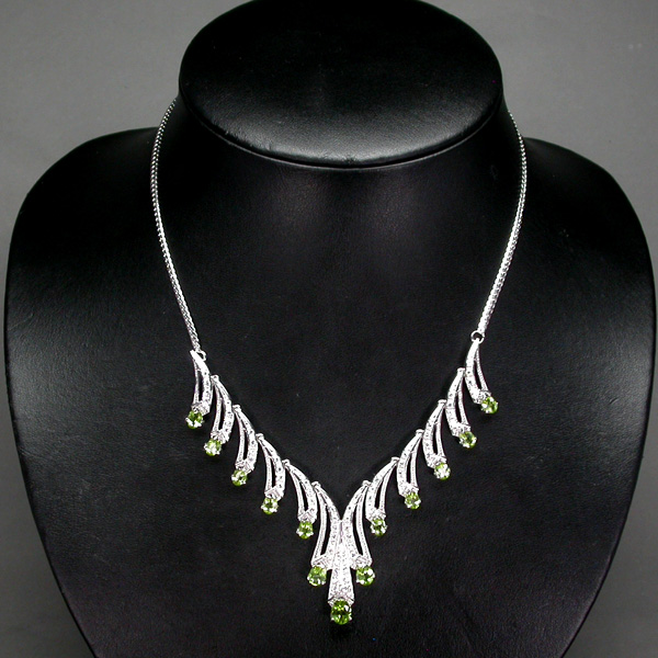 Элегантное колье с перидотами