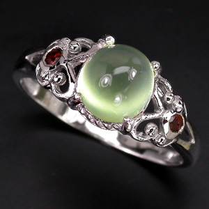 Ажурное кольцо с пренитом и гранатами