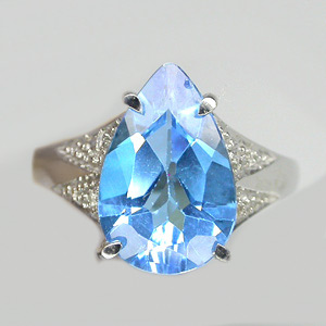 Элегантное кольцо с голубым топазом и сапфирами