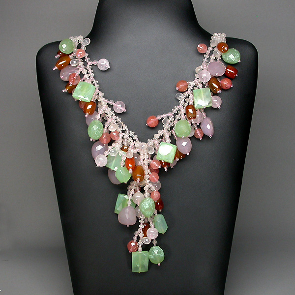 Массивное колье с розовым кварцем, агатами и пренитами