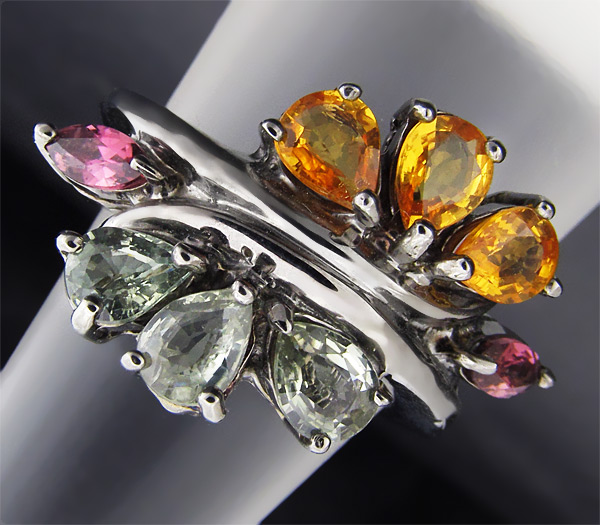 Кольцо из коллекции "Mia" с золотистыми и зелеными сапфирами, рубеллитами