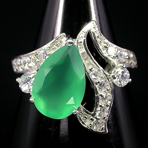 Замечательное кольцо с зеленым агатом