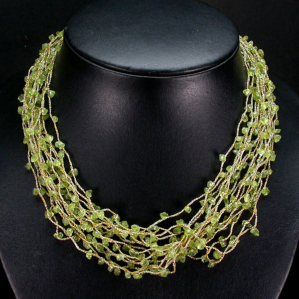 Необычное колье с перидотами