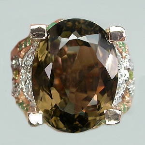 Крупное кольцо с дымчатым топазом, изумрудами, бесцветными топазами и перидотами