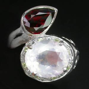 Кольцо с розовым кварцем, спессартином, перидотами и топазами