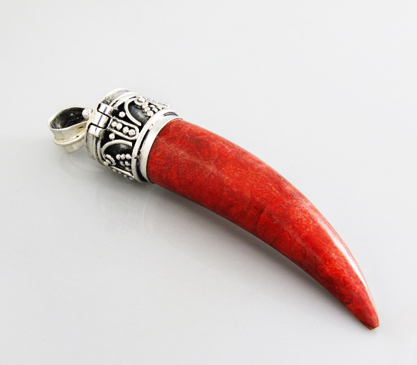 Кулон с кораллом