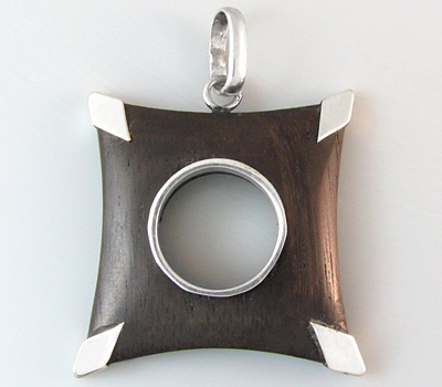 Кулон с черным деревом Sono