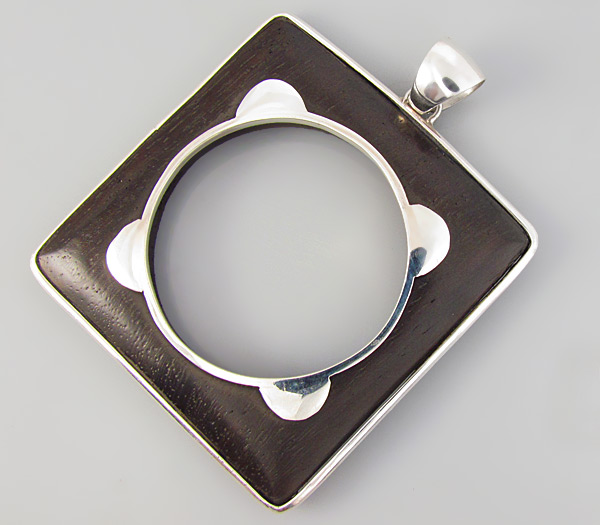 Кулон с черным деревом Sono