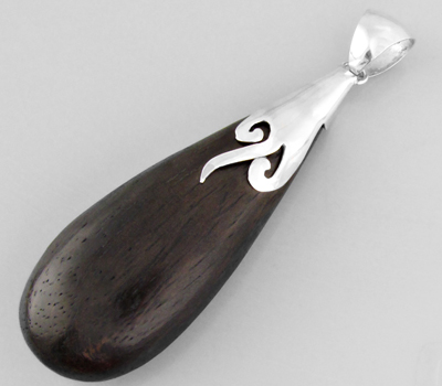 Крупный кулон с эбеновым деревом