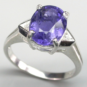 Изящное кольцо с иолитом