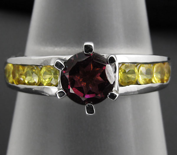 Кольцо из коллекции "Mia" с родолитом и желтыми сапфирами