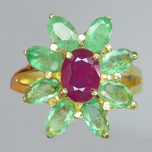 Кольцо-цветок из коллекции "Mia" с рубином и изумрудами