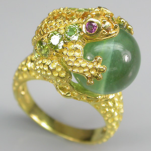 Скульптурное кольцо с флюоритом, родолитами гранатами, перидотами и сапфирами