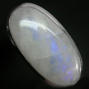 Крупное кольцо с лунным камнем