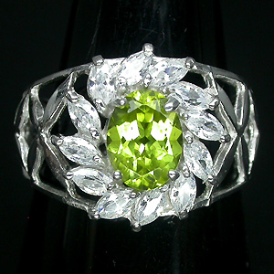 Ажурное кольцо с перидотом