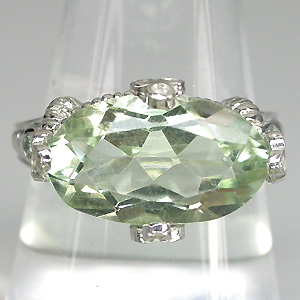 Элегантное кольцо с зеленым аметистом и сапфирами