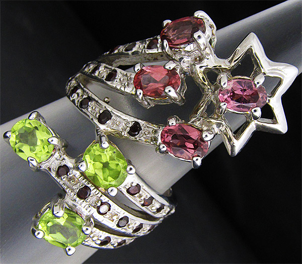 Кольцо из коллекции "Mia" с гранатами разных сортов и перидотами