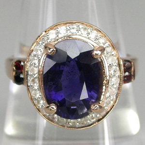 Кольцо из коллекции "Mia" с иолитом, гранатами и бесцветными сапфирами