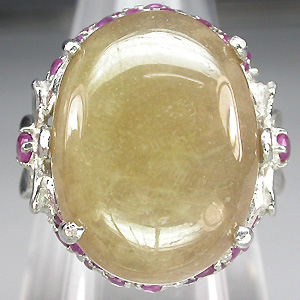 Кольцо с крупным кабошоном сапфира в обрамлении пурпурных сапфиров