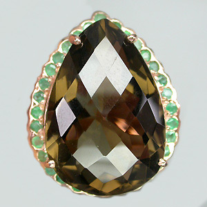 Крупное кольцо с дымчатым топазом и изумрудами