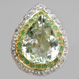 Кольцо с зеленым аметистом, изумрудами и бесцветными топазами