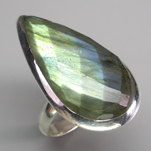 Стильное кольцо с лабрадоритом