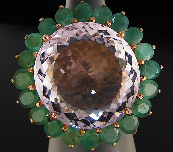 Крупное кольцо с аметистом и изумрудами