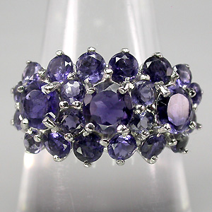 Изящное кольцо с иолитами