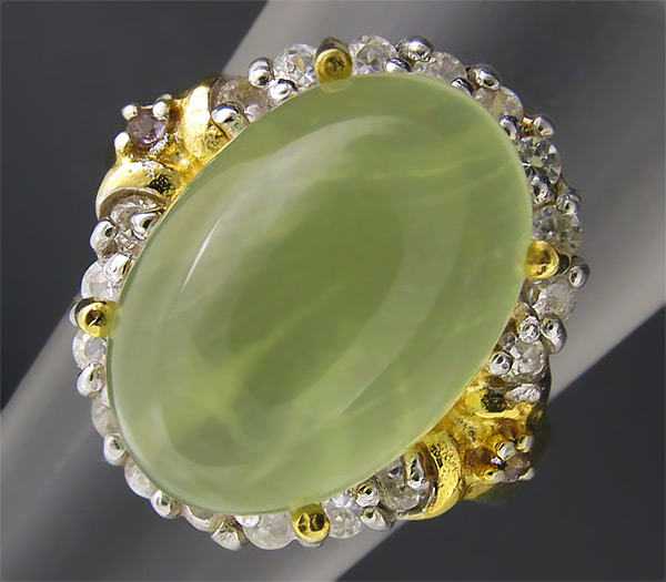 Кольцо с пренитом, бесцветными цирконами и аметистами