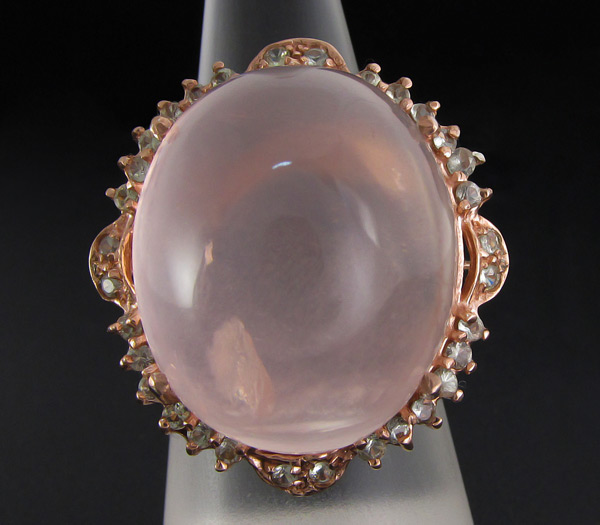 Крупное кольцо с розовым кварцем и зелеными сапфирами