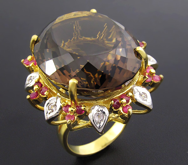 Кольцо с крупным дымчатым топазом, пурпурными и бесцветными сапфирами