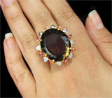 Кольцо с крупным дымчатым топазом, пурпурными и бесцветными сапфирами Серебро 925