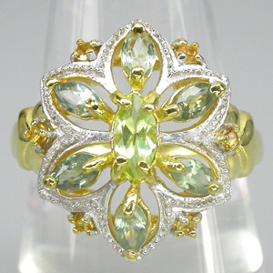 Ажурное кольцо из коллекции "Mia" с перидотом, зелеными сапфирами и цитринами