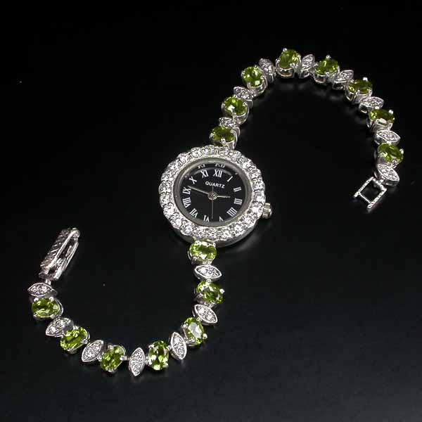 Часы на браслете с перидотами