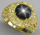 Кольцо из коллекции "Mia" со звездчатым сапфиром и перидотами Серебро 925