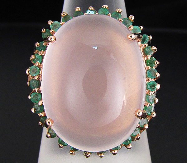 Крупное кольцо с розовым кварцем и изумрудами