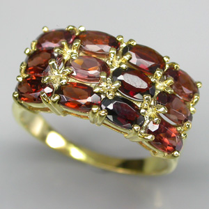 Стильное кольцо с гранатами