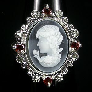 Кольцо с камеей, гранатами и марказитами