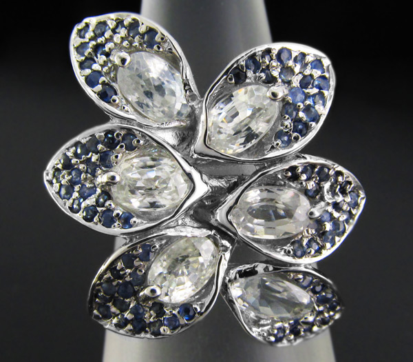 Оригинальное кольцо с бесцветными цирконами и сапфирами