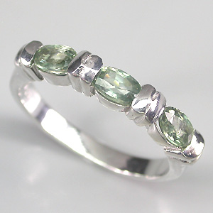 Изящное кольцо с зелеными сапфирами