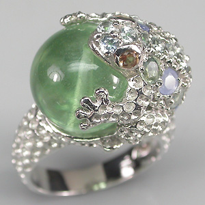 Скульптурное кольцо с флюоритом, топазами и сапфирами