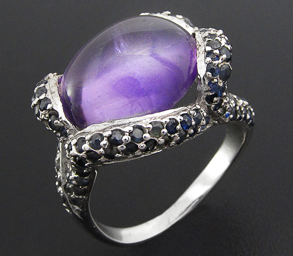 Кольцо с кабошоном аметиста и сапфирами
