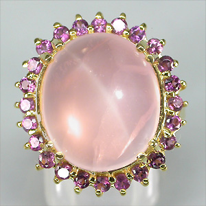 Кольцо с розовым кварцем и родолитами гранатами