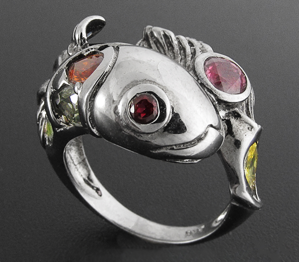 Кольцо "Кит" с разноцветными сапфирами и перидотом