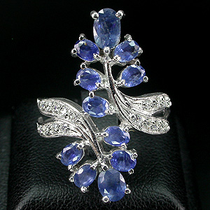 Элегантное кольцо с синими сапфирами