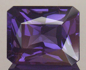 Роскошная пурпурная шпинель 3,52 карат