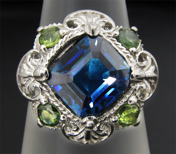 Кольцо с синим топазом и зелеными сапфирами